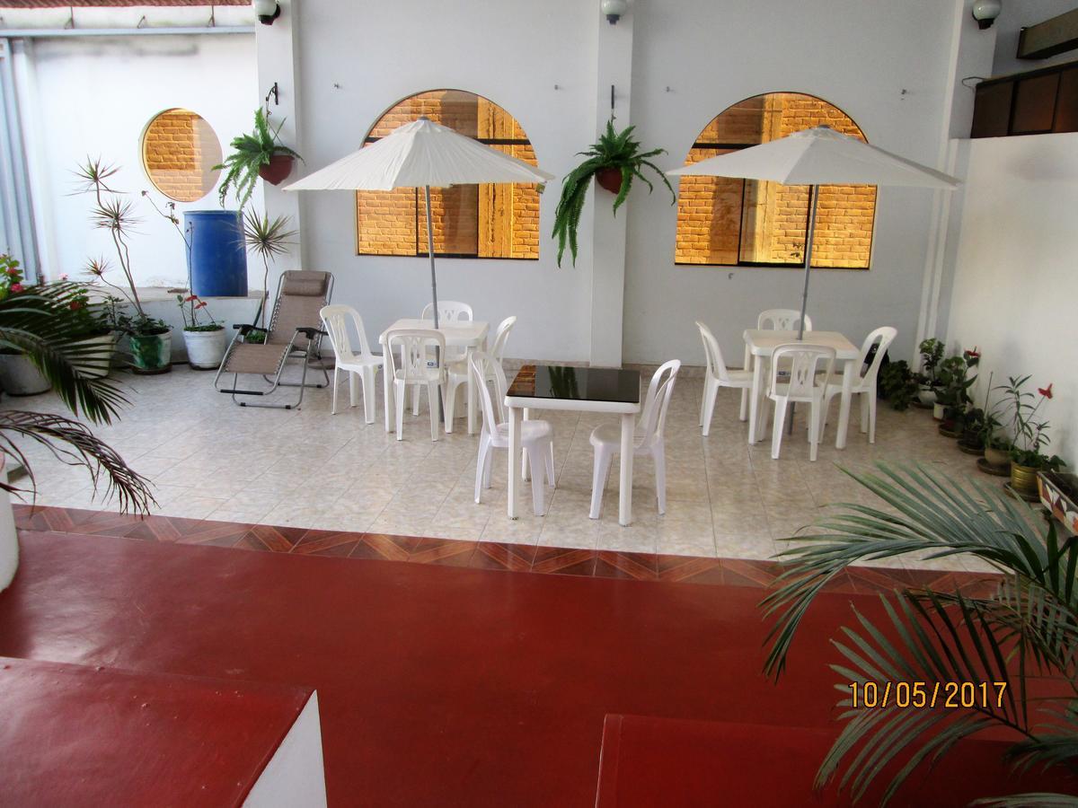 Hostal Caprichos Huacho Eksteriør billede