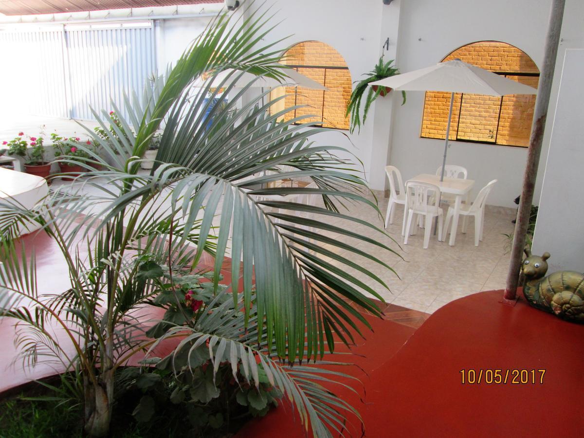 Hostal Caprichos Huacho Eksteriør billede