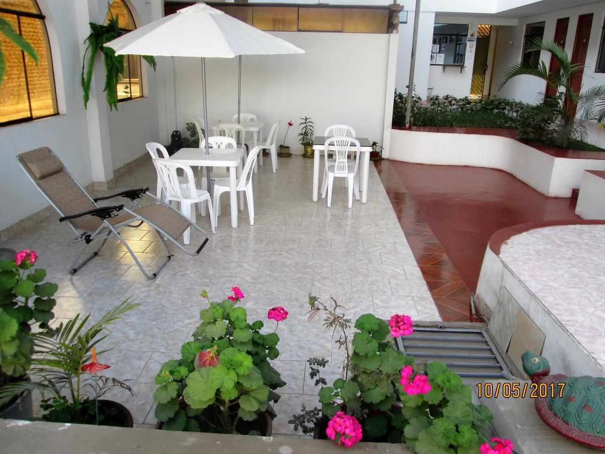 Hostal Caprichos Huacho Eksteriør billede