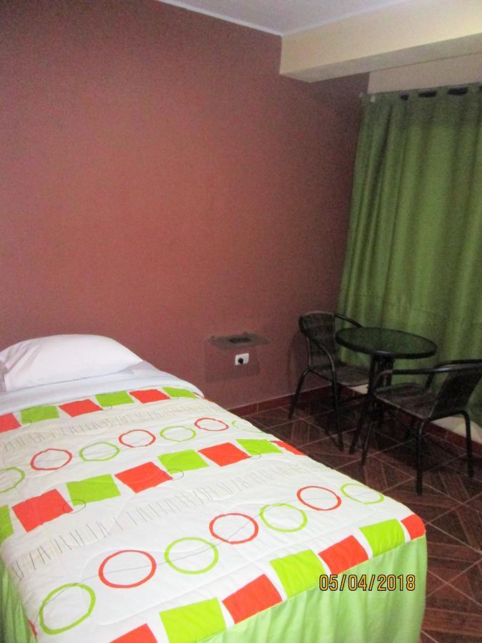 Hostal Caprichos Huacho Eksteriør billede